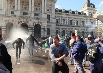 La misma plaza, el mismo sol