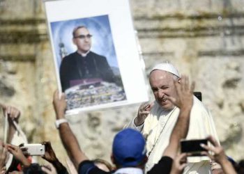 Francisco canonizó a Romero