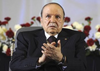 Renuncia presidente de Argelia