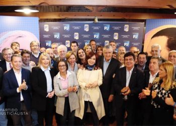 Cerca de la unidad política llegó el paro de la CGT