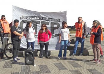 Una mesa para discutir la pobreza