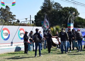 Trabajadores de televisión reclaman por paritarias frente a Canal 13