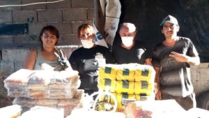 Silvia Alcoba junto a Alejandro Somaré entregando alimentos en los comedores de la Fenat. Allí producen las viandas que luego son entregadas a domicilio.