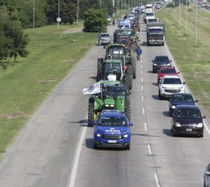 Aproximadamente unos 100 tractores participaron ayer en la movilizacíon en la capital cordobesa. Partieron desde Circunvalación hasta la casa de gobierno provincial.