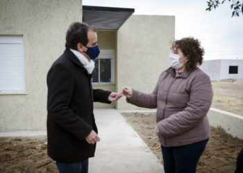 LLamosas entregó viviendas en el Alberdi