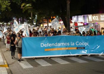 Masiva marcha en defensa de la Coopi y petición digital para que intervengan Nación y Provincia