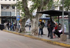 Pasajeros esperan hasta una hora la llegada de colectivos. Solo circulan 26 de 70 unidades de la empresa SAT.