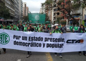 Estatales marcharon por salario de emergencia