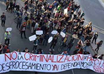 Respaldan a 27 estudiantes que serán llevados a juicio por protestar