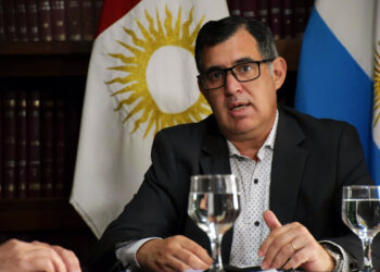 Más asistencia financiera para cumplir con la deuda en dólares