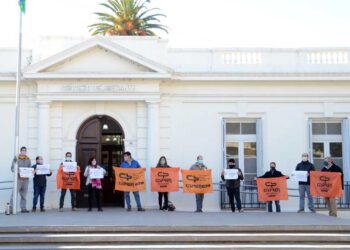 Pararon las rotativas, las web y las radios. Periodistas: escenciales pero pobres.