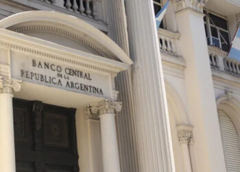 La emisión se queda en los bancos, la economía real más seca