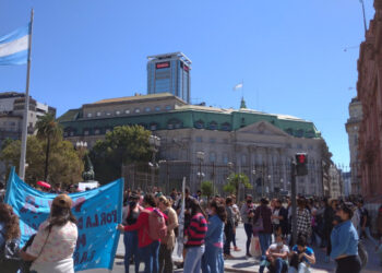 ¿Nosotros tenemos que esperar que deje de subir el dólar?