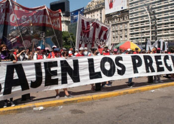 “Basta de polenta” y “no a la deuda”