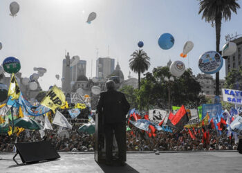 Fernández propuso arreglo con el FMI, acuerdo nacional e internas