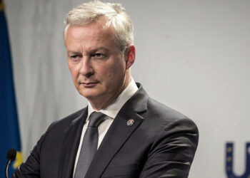 Francia aumentará salarios para combatir la inflación y estatiza empresa eléctrica