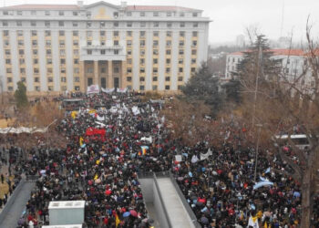 Masiva movilización de docentes en Mendoza