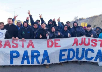 En Chubut los docentes siguen de paro total con movilización y cortes de rutas