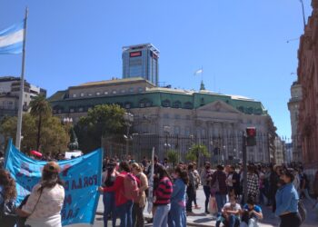 Un grupo de bancos con la plata atada