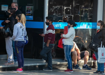 Bono de 45.000 pesos con críticas internas