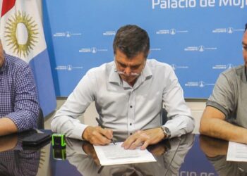 Transporte: firma de contrato y aumento de subsidios