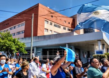 Esenciales pero pobres: la lucha de los trabajadores de la salud en alza y sin fronteras