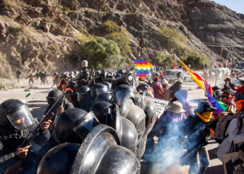 Por salarios y contra la reforma que impide la protesta