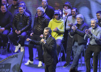 Massa prometió “suma fija” para recomponer los salarios más bajos