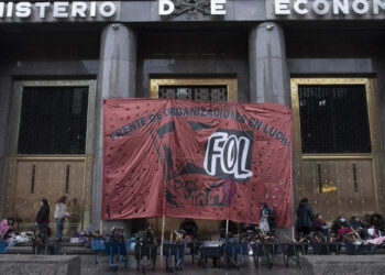 Organizaciones sociales acampan frente a Economía