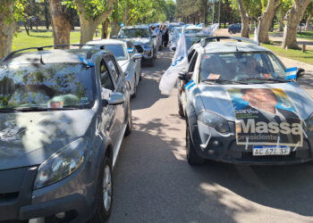 Caravana de trabajadores en defensa de la salud y educación pública