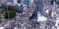 PARO-ROSARIO. Una multitud marchó al Monumento a la Bandera en el primer paro general contra el gobierno de Milei. foto sebagranata
