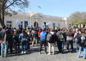 Universitarios movilizaron al Concejo Deliberante