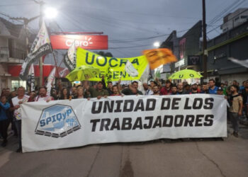 Masiva movilización en Río Tercero contra los despidos en Petroquímica