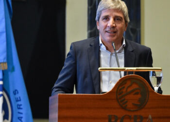 Para frenar la corrida, Caputo anunció el monto con el FMI