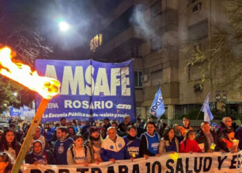 Marcha de antorchas en Santa Fe por trabajo, salud y educación