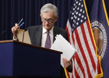 Bajan las tasas en medio de la guerra