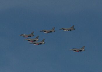 Detrás de los aviones F16, está el alineamiento con Estados Unidos