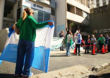 Jubilados protestaron frente al PAMI