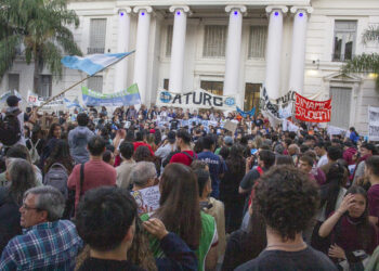 Miles de personas, contra el recorte a las Universidades
