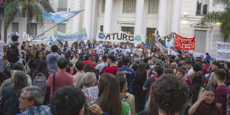 Miles de personas, contra el recorte a las Universidades