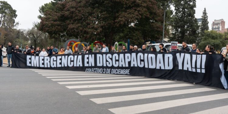 El Gobierno suspendió los pagos de discapacidad: los profesionales frenan tratamientos y se movilizan en todo el país